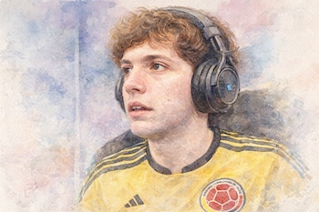 Pintura acuarela de un joven con cabello rizado castaño, mirando hacia la izquierda, con auriculares negros y una camiseta amarilla de Colombia.