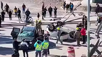 Cayeron dos autos desde un puente tras chocar con un guardarrail en Mendoza: hay un muerto y seis heridos