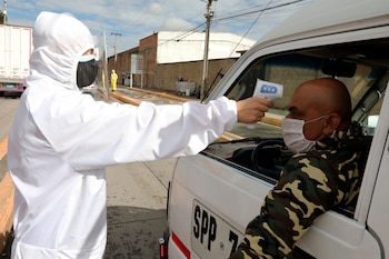 Un trabajador toma la temperatura
