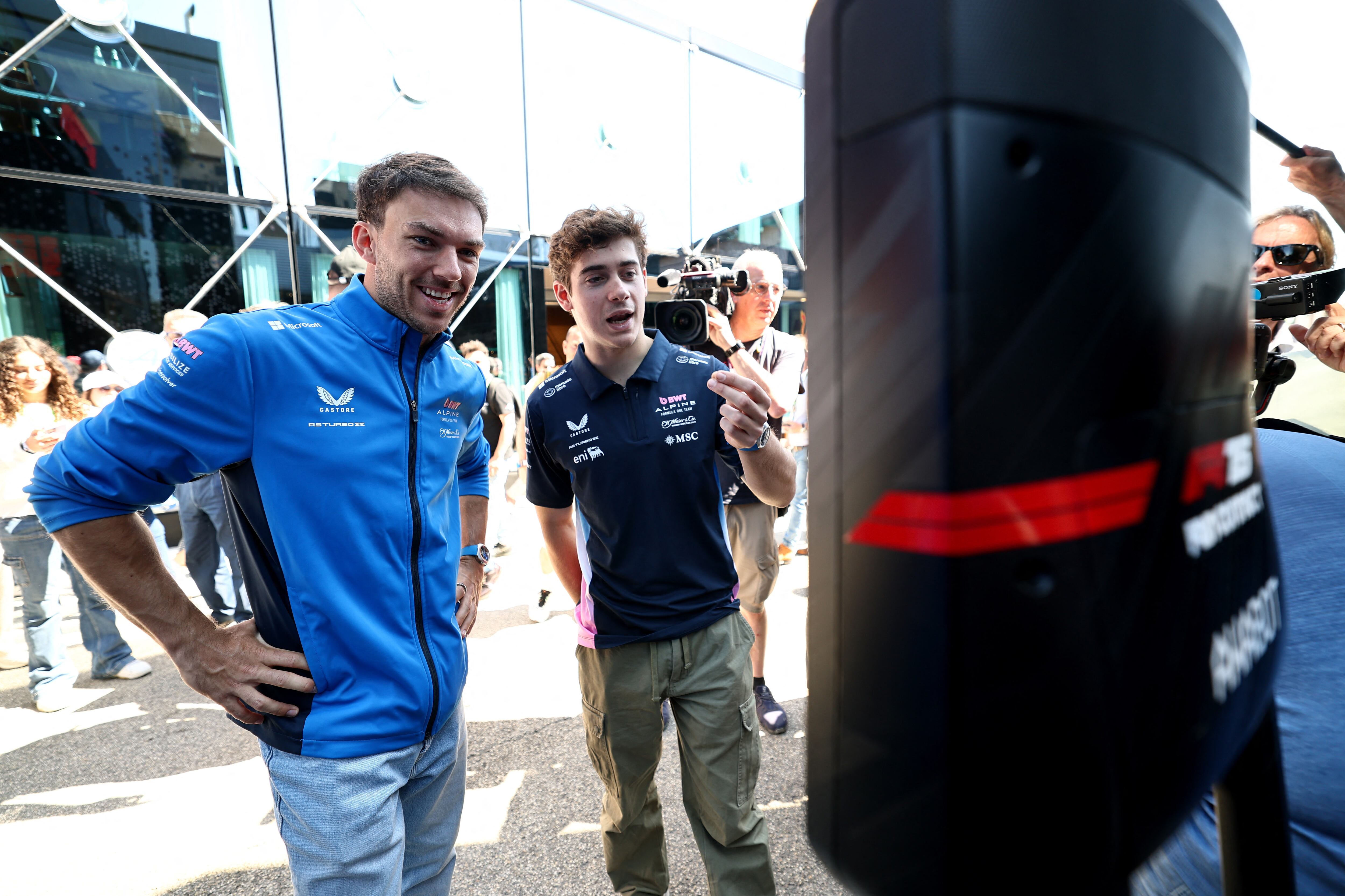 Franco Colapinto y Pierre Gasly se divierten en la previa a la tercera práctica libre en Imola (REUTERS/Jakub Porzycki)