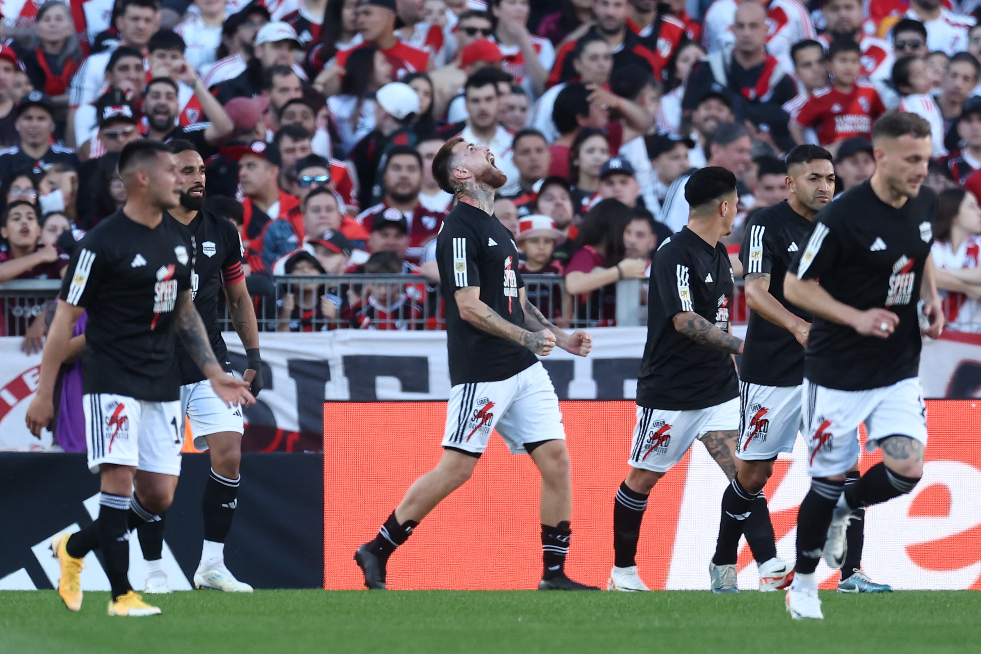 Antony Alonso festeja el primer gol de Deportivo Riestra, que logró un triunfo histórico ante River en el estadio Monumental (Photo by ALEJANDRO PAGNI / AFP)
