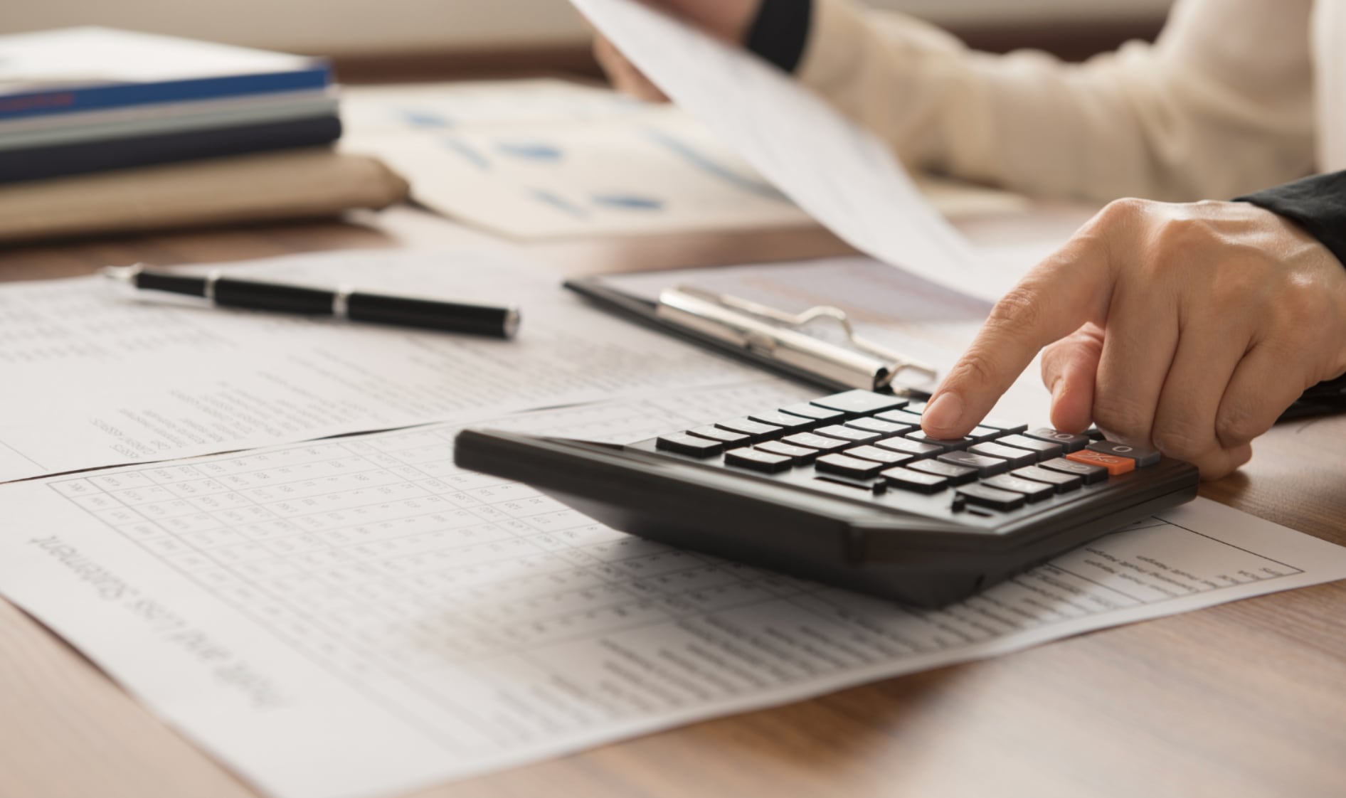 La planificación financiera y el control de los gastos permiten identificar oportunidades para ahorrar sin comprometer las necesidades esenciales del hogar. Crédito: Coopenae Wink