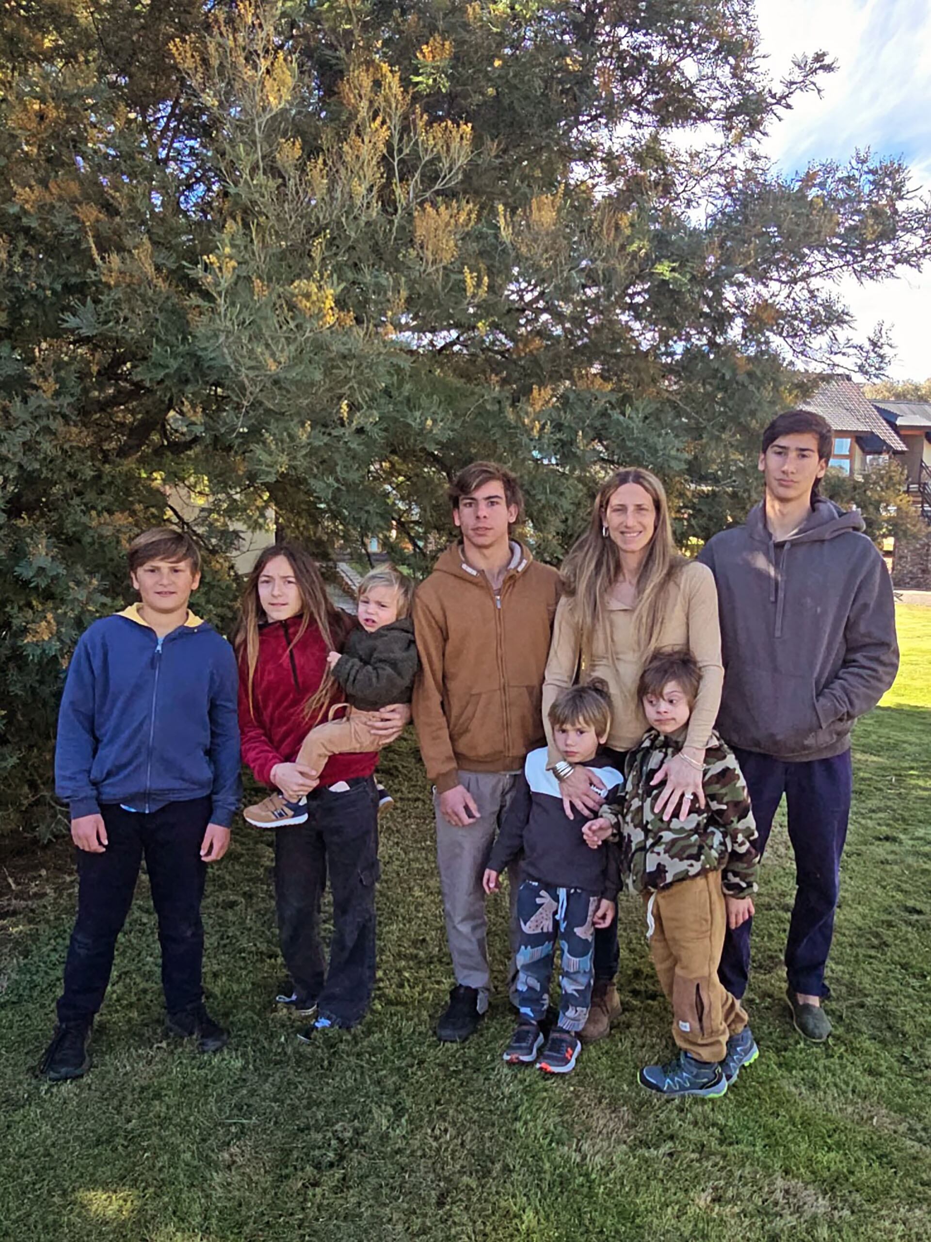 Los nombres de sus hijos varones responden a una tradición curiosa: todos empiezan con “B” larga. Benito (16), Bernardo (14), Belisario (10), Benancio (8), Beltrán (4) y Benjamín (2). La única mujer es Catalina (12)