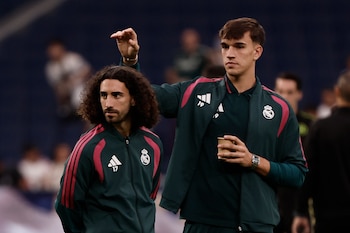 Carlos Espí junto a Marc Cucurella. (EFE/ Sergio Pérez)