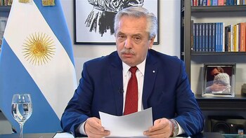El presidente argentino Alberto Fernández dio en la noche del jueves un mensaje al país en el que consideró "de una gravedad institucional y humana extrema" que un hombre haya apuntado con un arma de fuego a la vicepresidenta Cristina Kirchner cuando llegaba a su casa en medio de una multitud de seguidores.