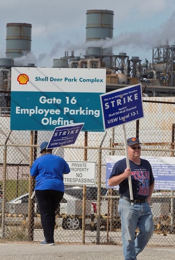 Imagen de archivo. Trabajadores del sindicato United Steelworkers (USW) caminan frente a la refinería Shell Oil Deer Park en Deer Park, Texas, el 1 de febrero de 2015. REUTERS / Richard Carson