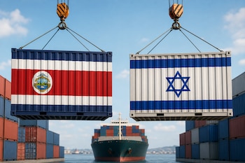Dos contenedores con las banderas de Costa Rica e Israel cuelgan sobre un puerto con un buque al fondo.