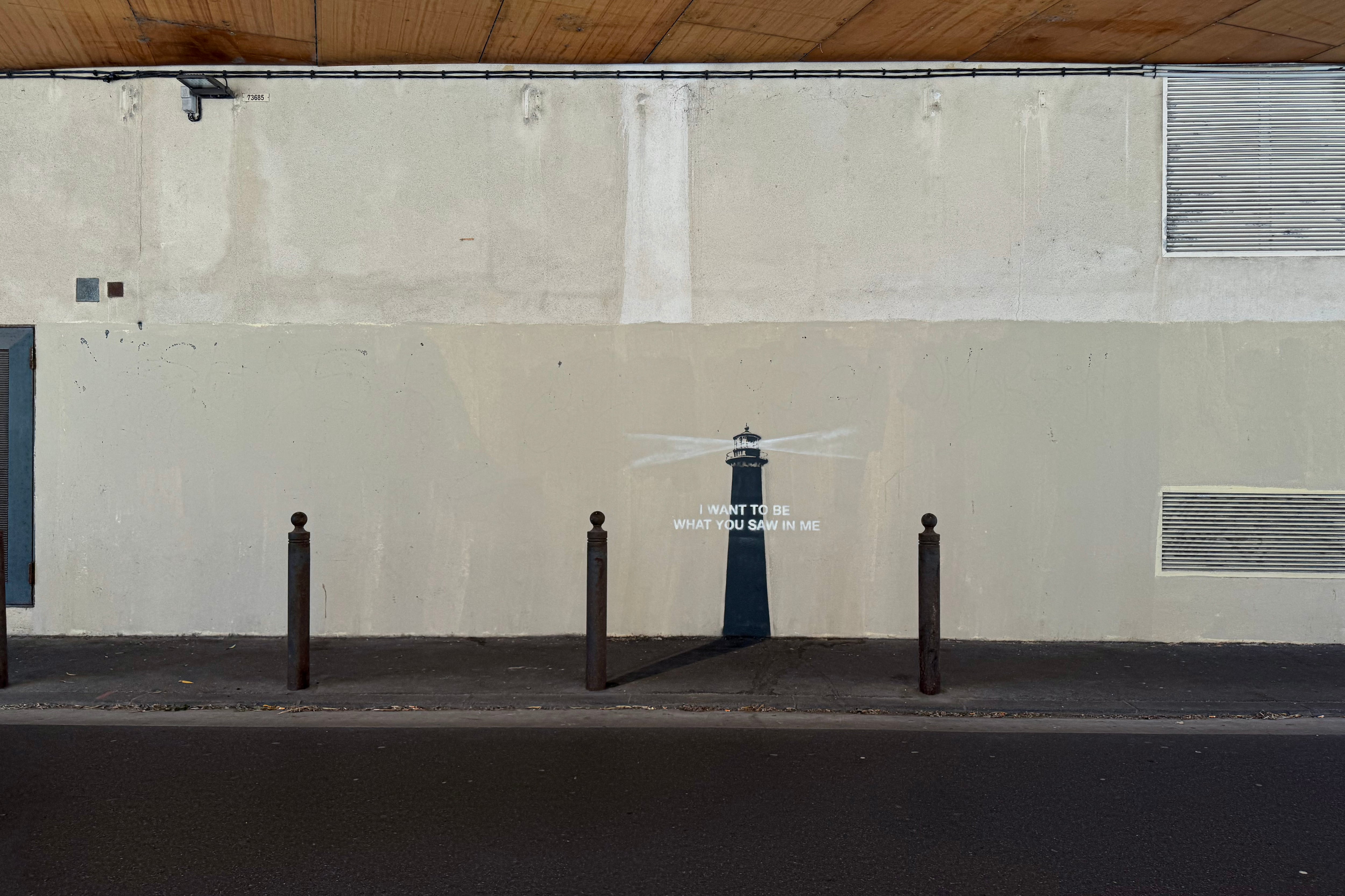 Banksy combina crítica social, ironía y estética pop, pero su obra enfrenta la paradoja de ser absorbida por el mercado que critica - (AFP)