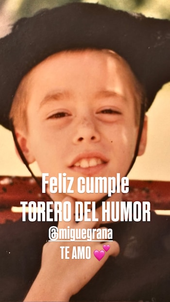 Retrato de un niño con sombrero negro y el texto superpuesto Feliz cumple TORERO DEL HUMOR @miguegrana TE AMO