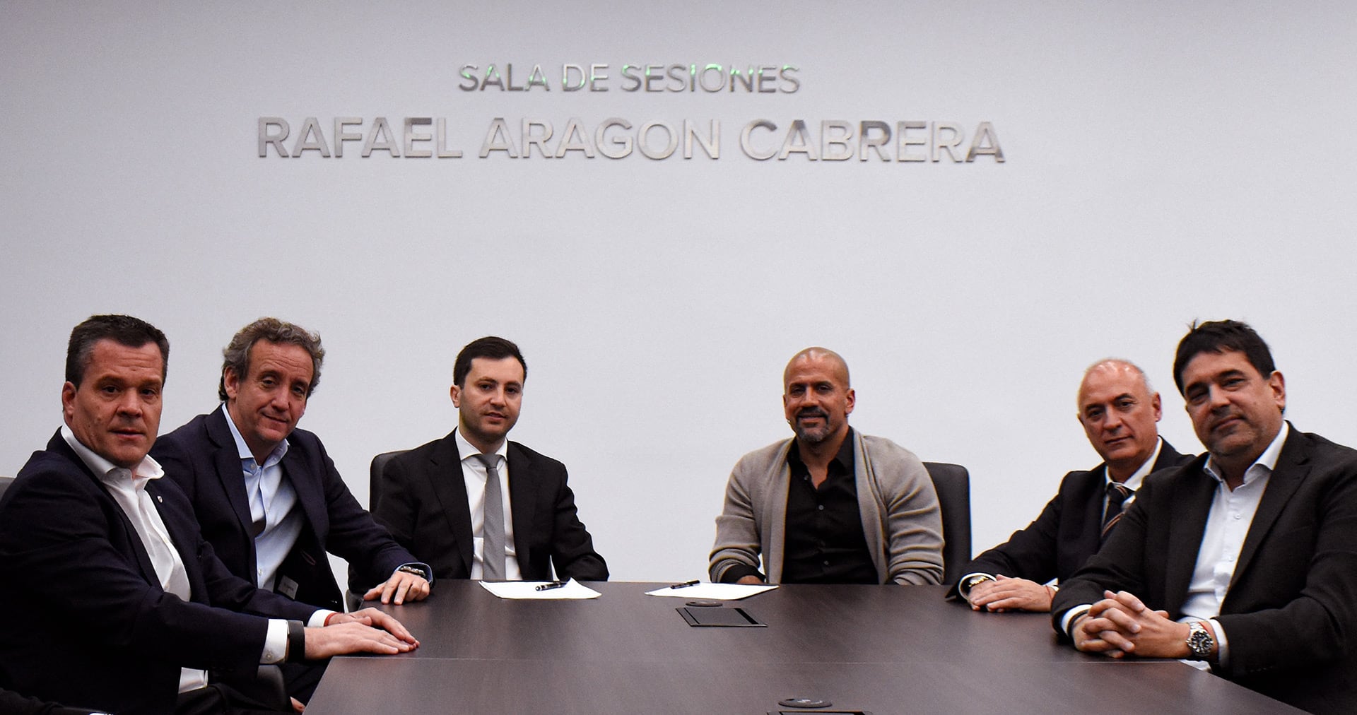 Por el lado de River estuvieron Agustín Forchieri (Secretario general), Ignacio Villarroel (Vice 2°) y Di Carlo (presidente). Verón (presidente), Juan Martín Cerolini (vocal titular y secretario de seguridad) y Martín Gorostegui (Vice 1°)