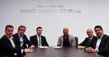 Por el lado de River estuvieron Agustín Forchieri (Secretario general), Ignacio Villarroel (Vice 2°) y Di Carlo (presidente). Verón (presidente), Juan Martín Cerolini (vocal titular y secretario de seguridad) y Martín Gorostegui (Vice 1°)