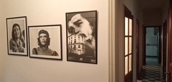 En diferentes paredes y rincones