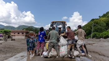 El Gobierno de Nepal dona su salario para la reconstrucción tras la grave riada