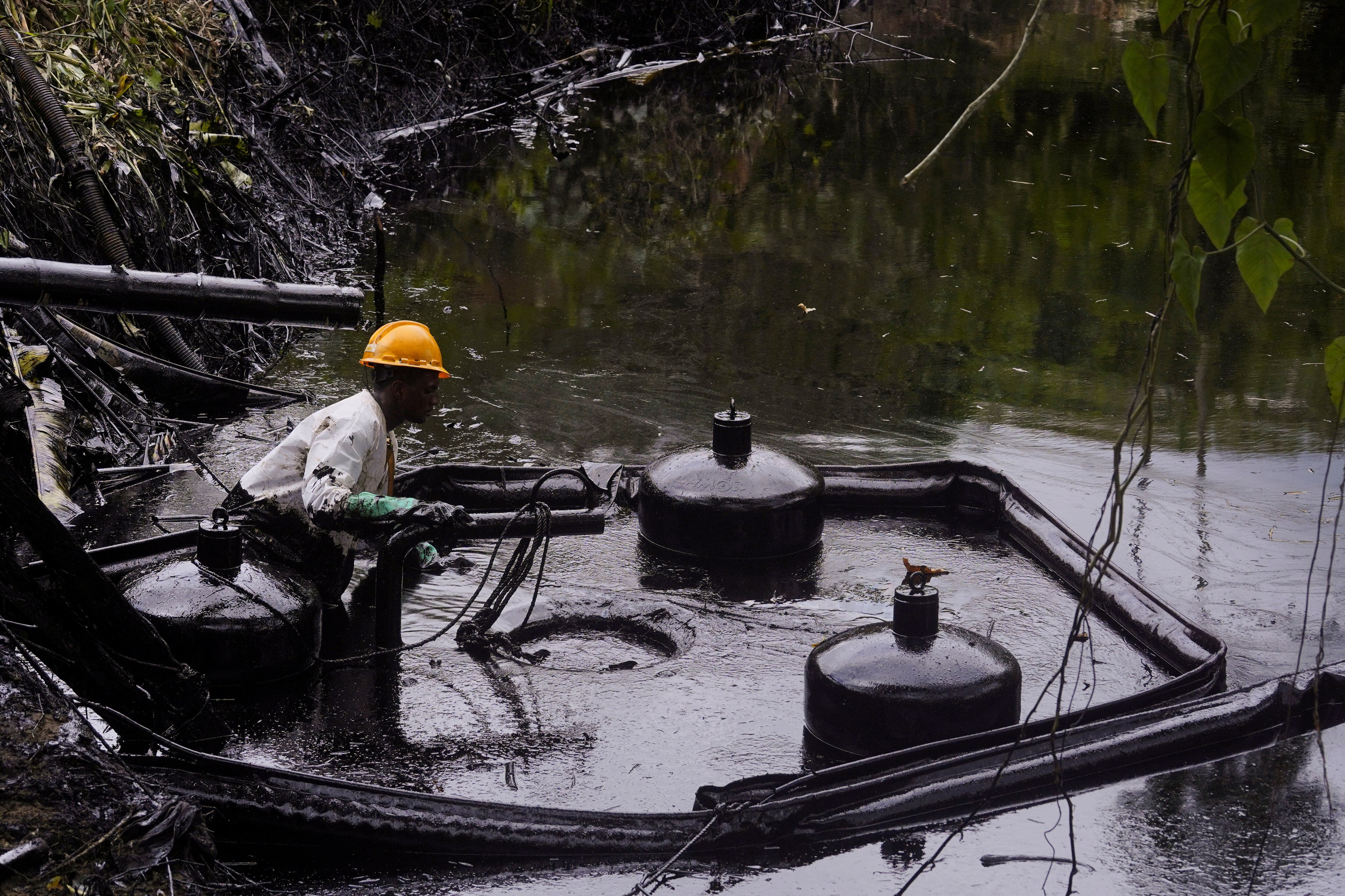 Un residente afectado, contratado por Petroecuador, trabaja en la extracción de petróleo del río Cube, tras un derrame de petróleo causado por un ducto dañado del Sistema de Oleoductos Ecuatorianos (SOTE), en Esmeraldas, Ecuador el 20 de marzo de 2025. REUTERS/Cesar Munoz