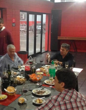 Jorge Messi junto al ex presidente de Newell's, Guillermo Lorente, comiendo un asado en los parrilleros del club