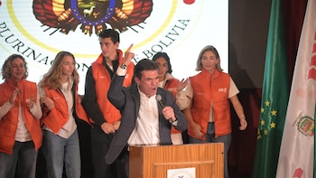 Bolivia negocia con el FMI