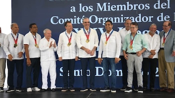 El presidente Abinader recibe una medalla por su respaldo los XXV Juegos Centroamericanos y del Caribe Santo Domingo 2026