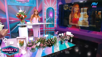 Magaly Medina celebra sus 63 años en vivo, rodeada de flores, y bromea: “Me siento de 35, la genética se equivocó conmigo”