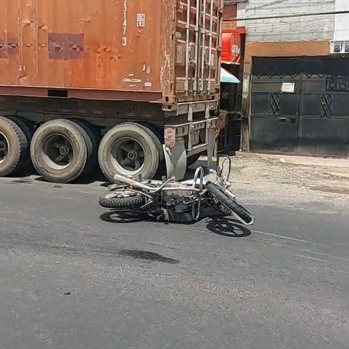 El hecho vial se produjo cuando un conductor de motocicleta perdió el control y terminó en el asfalto justo delante de un tráiler que transitaba por la ruta. (Cortesía: Redes sociales)