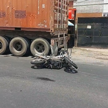 El hecho vial se produjo cuando un conductor de motocicleta perdió el control y terminó en el asfalto justo delante de un tráiler que transitaba por la ruta. (Cortesía: Redes sociales)