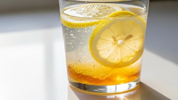 Agua de limón con miel: cómo refuerza el sistema inmunológico y mejora la digestión