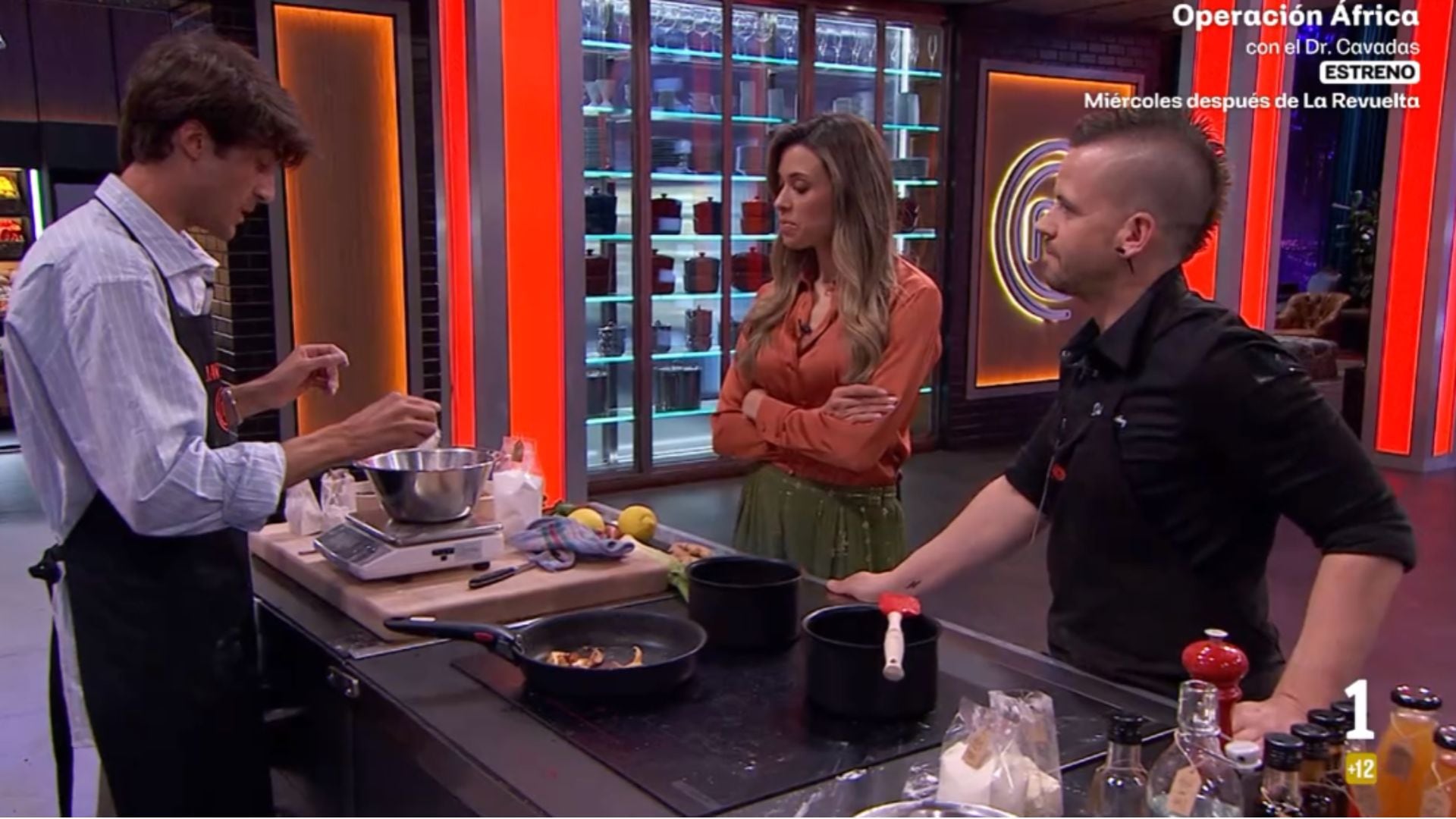 Javier, durante su última prueba, frente a la creadora de contenido y jurado del programa Marta Sanahuja y el chef Dabiz Muñoz. / Captura de pantalla