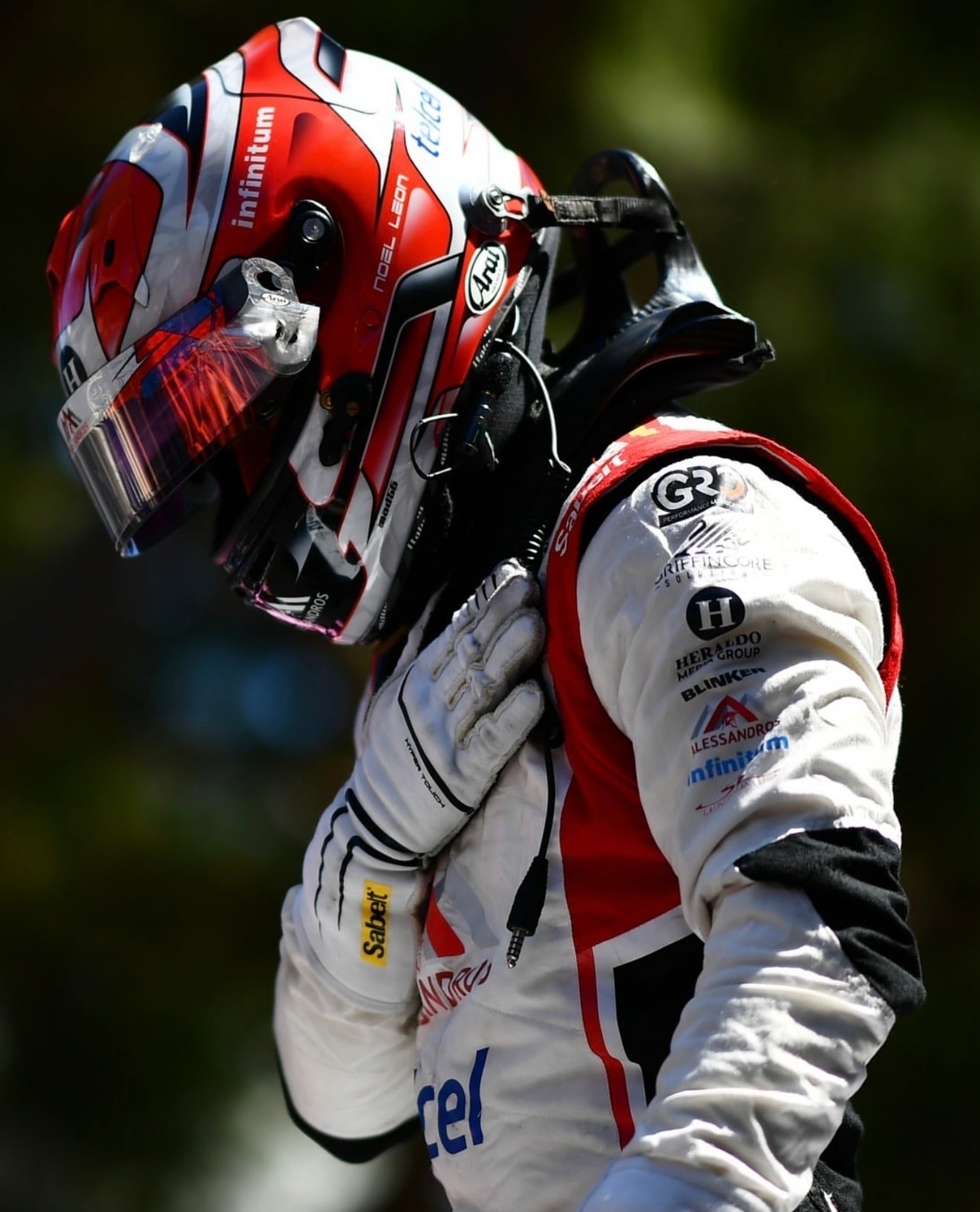 Noel León se conmueve al ganar en la F2. (@formula2 / Instagram)