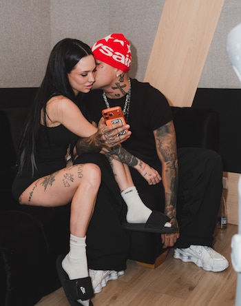 La pareja, en un abrazo con teléfono en mano, parte del álbum de 20 fotografías