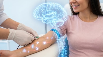 Primer plano de una mujer recibiendo un análisis de sangre de una enfermera, con una superposición digital que muestra un cerebro, médula espinal y proteínas luminosas.