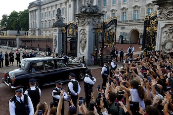 Carlos recibió el afecto de la gente en su llegada a Buckingham (REUTERS/Andrew Boyers)