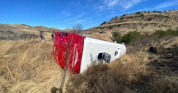 La volcadura del autobús dejó