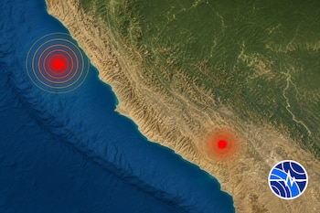 Mapa satelital de la costa de Perú con dos puntos rojos rodeados por ondas concéntricas y un logotipo circular azul en la esquina inferior derecha.