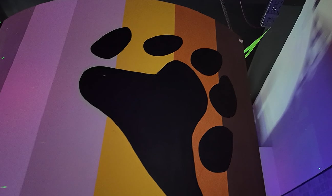La bandera del Club de Osos con su característica garra