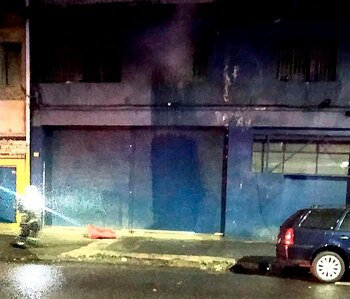 Bomberos mientras combaten el incendio