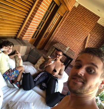Osvaldo recuperándose en su casa junto a su hermano y su hijo