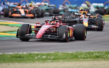 Charles Leclerc lidera con su