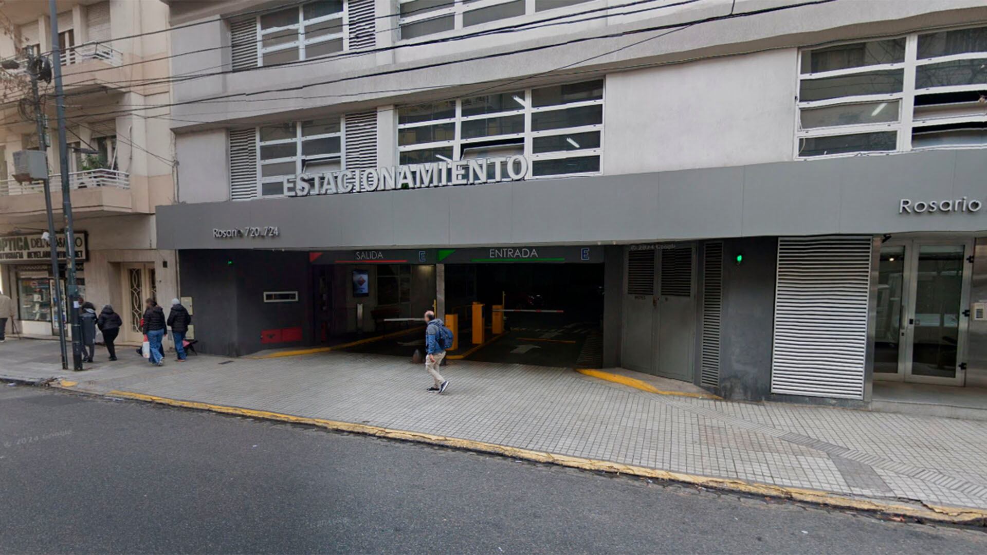 El estacionamiento de la calle Rosario al 700 (Google View)