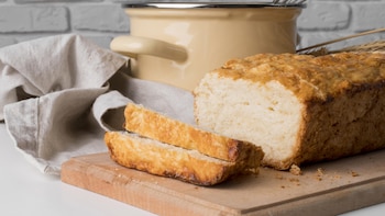 Cómo hacer pan de arroz en casa, la receta fácil de pan sin gluten que se prepara sin amasar