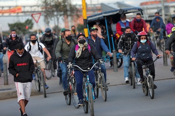 Personas usando máscaras protectoras debido