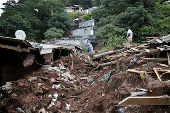 Unos hombres rebuscan entre los
