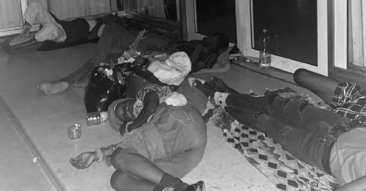 Ancianos en Santiago de Cuba pasan la noche en la acera frente a una sucursal bancaria para asegurar un turno en la cola del día siguiente (Cortesía: Yasser Sosa Tamayo).