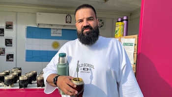 Es qatarí, se obsesionó con