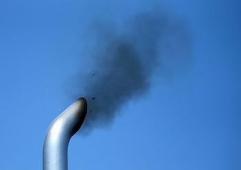 La ministra de Transporte designada Elsa Noguera afirmó que buscará que el transporte de carga se renueve para reducir las emisiones contaminantes - crédito Mike Blake/Reuters