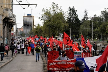 Miembros del FUT sostienen carteles y marchan en contra de las reformas laborales propuestas por el presidente del Ecuador, Guillermo Lasso. (Foto: REUTERS/Santiago Arcos).