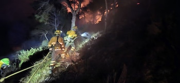 Bomberos durante los trabajos de
