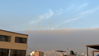 Un bloque de copiosas nubes hicieron notar el contraste con el cielo despejado en Lima. Infobae / María Elena Mamani