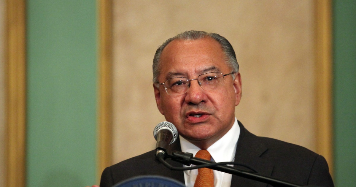 The United States seeks to revoke the citizenship of former Ambassador Rocha, the spy who worked for Cuba