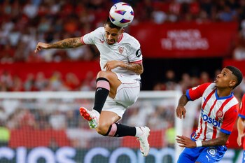 Jesús Fernández "Suso", del Sevilla, y Sávio Moreira de Oliveira, del Girona en el estadio Sánchez Pizjuán en foto de archivo de Julio Muñoz. EFE