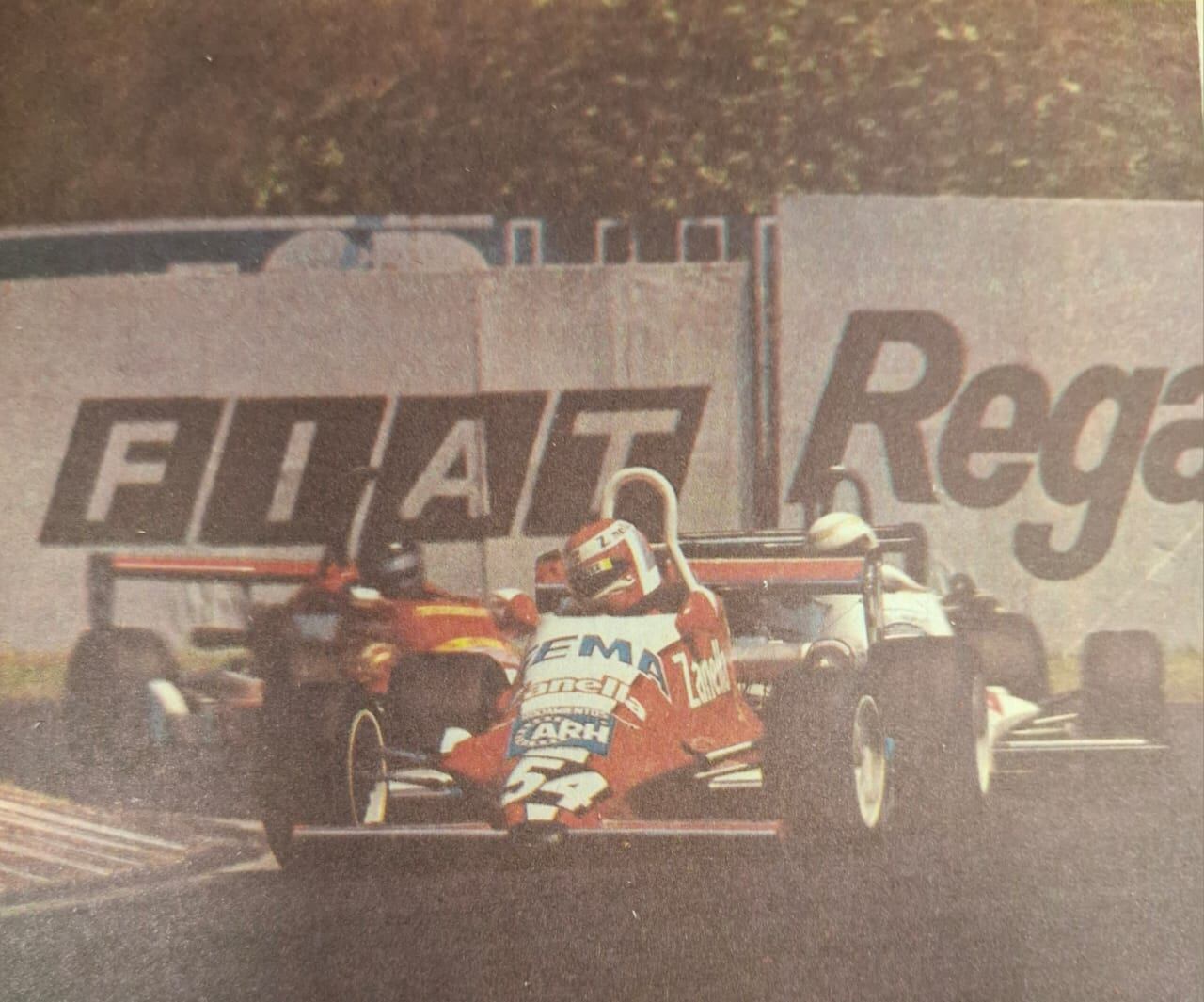Recuerdo de Gustavo Madrini, el padre de Gregorio, con el número 54. Fue en la Fórmula 2 Nacional en una carrera en Buenos Aires en diciembre de 1990 (archivo Revista CORSA)