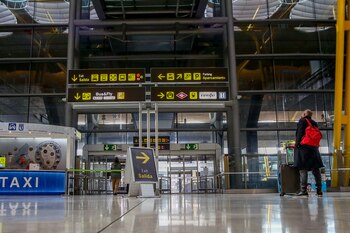 12-11-2020 Un pasajero camina por